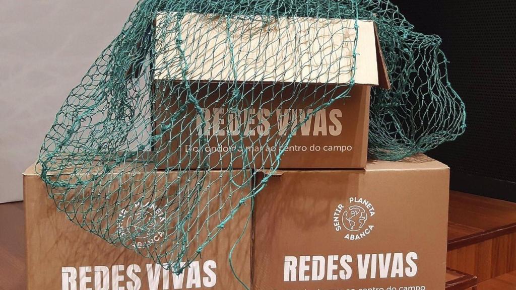 Abanca recupera 1.400 kilos de redes de pesca en Galicia para su uso en campos deportivos
