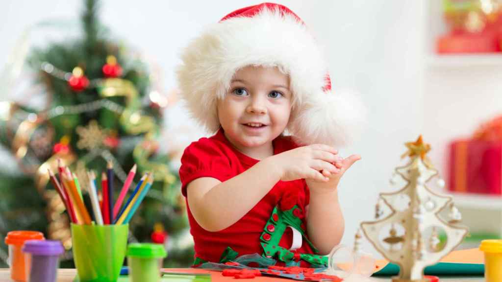 Niña haciendo manualidades de Navidad.