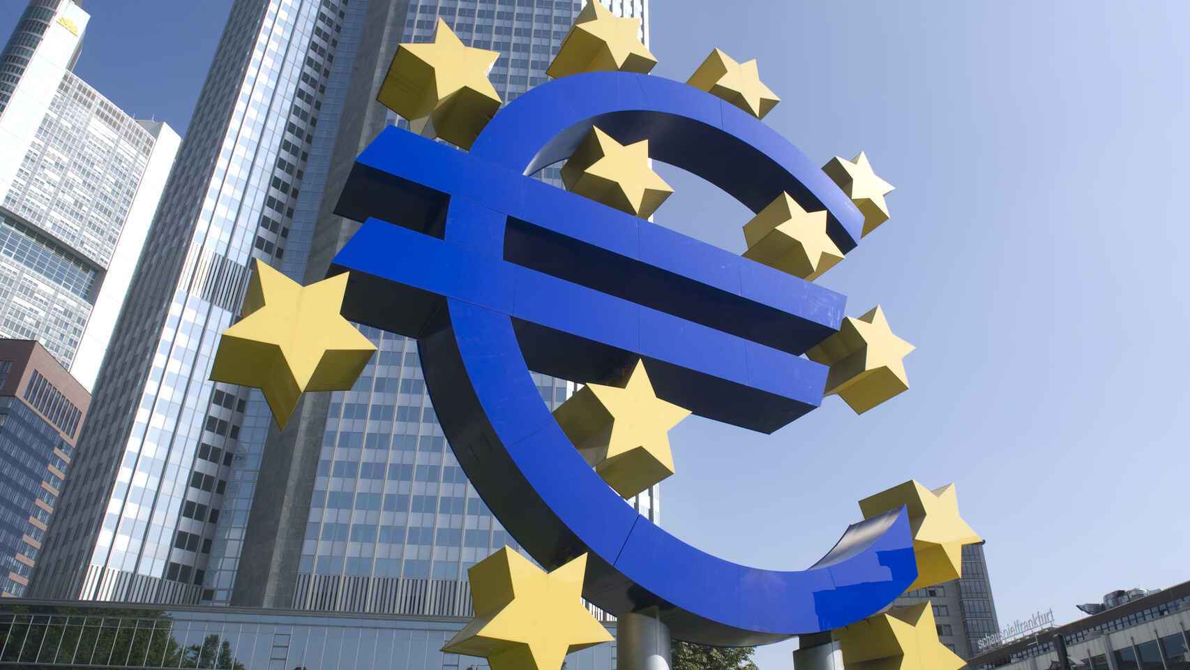 Símbolo del euro ante la antigua sede del BCE.