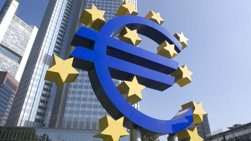 Símbolo del euro ante la antigua sede del BCE.