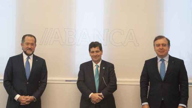De izquierda a derecha en la imagen, el presidente de ABANCA, Juan Carlos Escotet Rodríguez, el consejero delegado de Novo Banco, Antonio Ramalho, y el consejero delegado de ABANCA, Francisco Botas