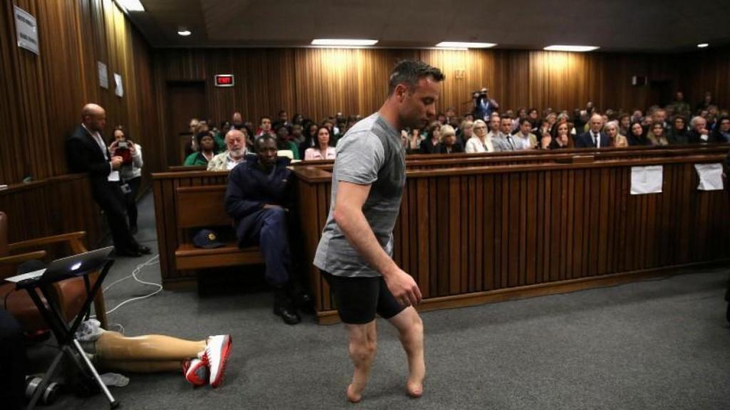 Oscar Pistorius caminando sin las prótesis en el juicio