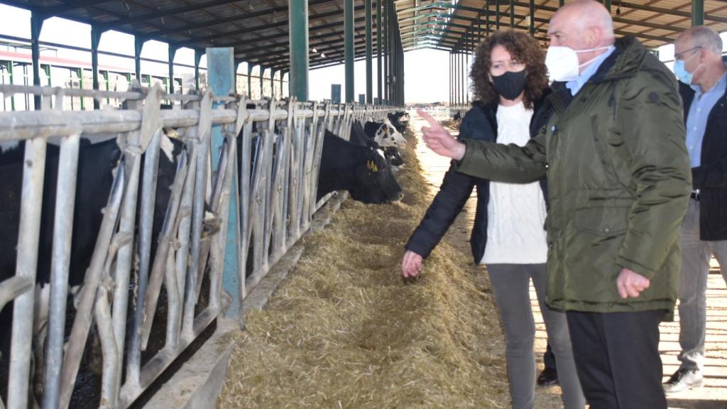 Carnero durante la visita a la cooperativa vallisoletana Vazaeco, en Tordehumos