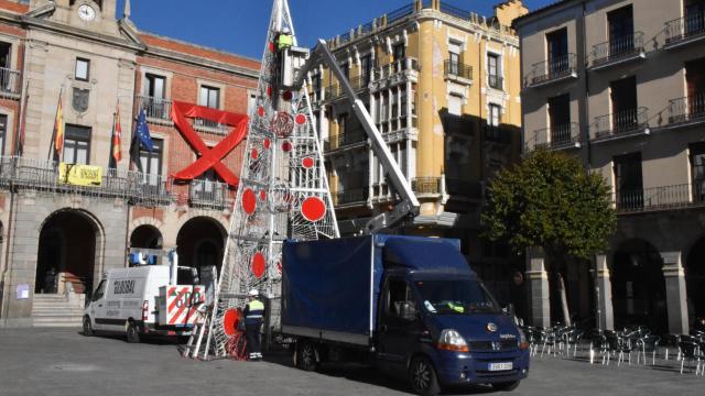 Un gran árbol luminoso corona la decoración navideña de Zamora