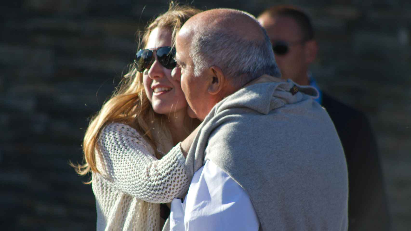 Marta Ortega abraza a su padre, Amancio Ortega.