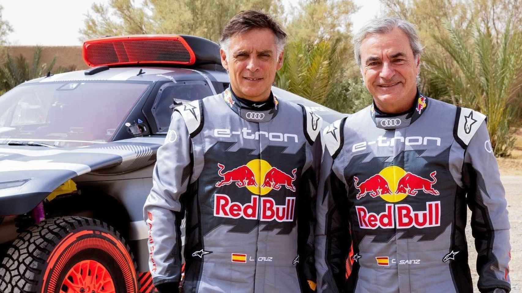 Carlos Sainz y Lucas Cruz posando junto a su nuevo Audi para el Rally Dakar 2022