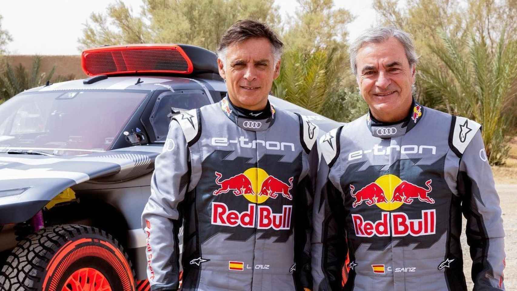 Carlos Sainz y Lucas Cruz posando junto a su nuevo Audi para el Rally Dakar 2022