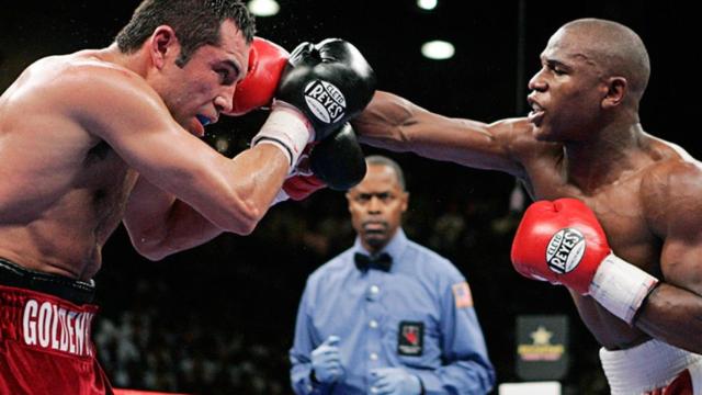 Óscar de la Hoya ante Floyd Mayweather, en el combate de boxeo de 2007