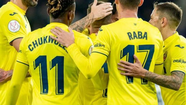 Piña de los jugadores del Villarreal para celebrar un gol en la Copa del Rey 2021/2022