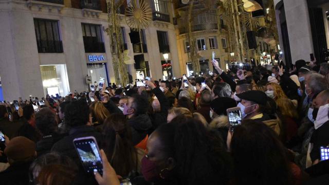 Decenas de personas apelotonadas en la calle Larios a la espera del encendido navideño.