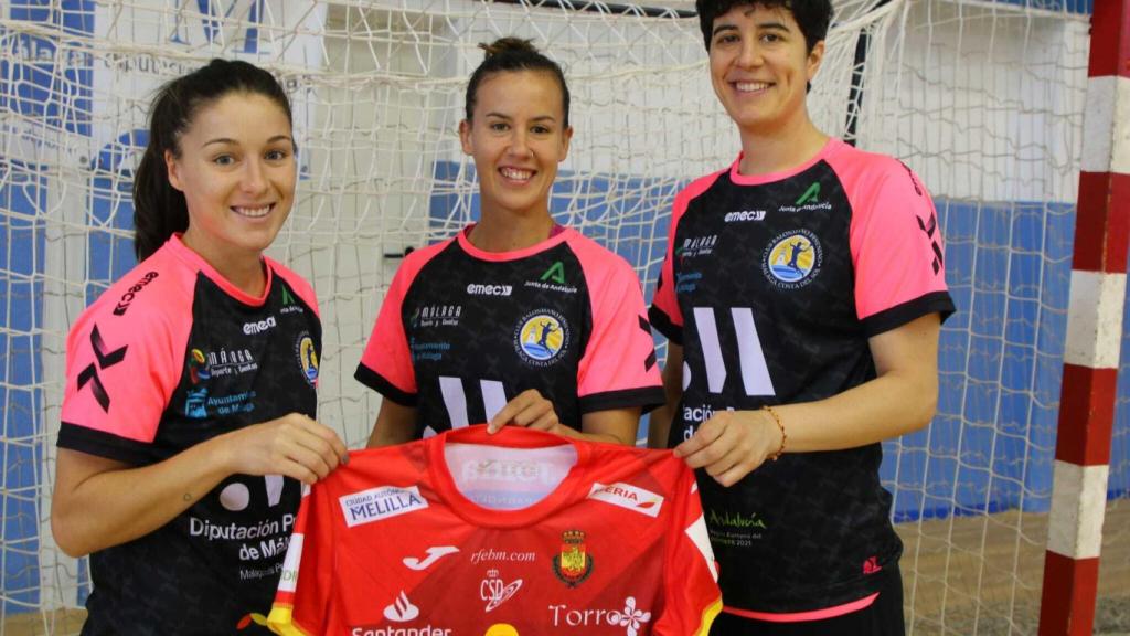 Sole López, Silvia Arderius y Merche Castellanos posan con la camiseta de España.