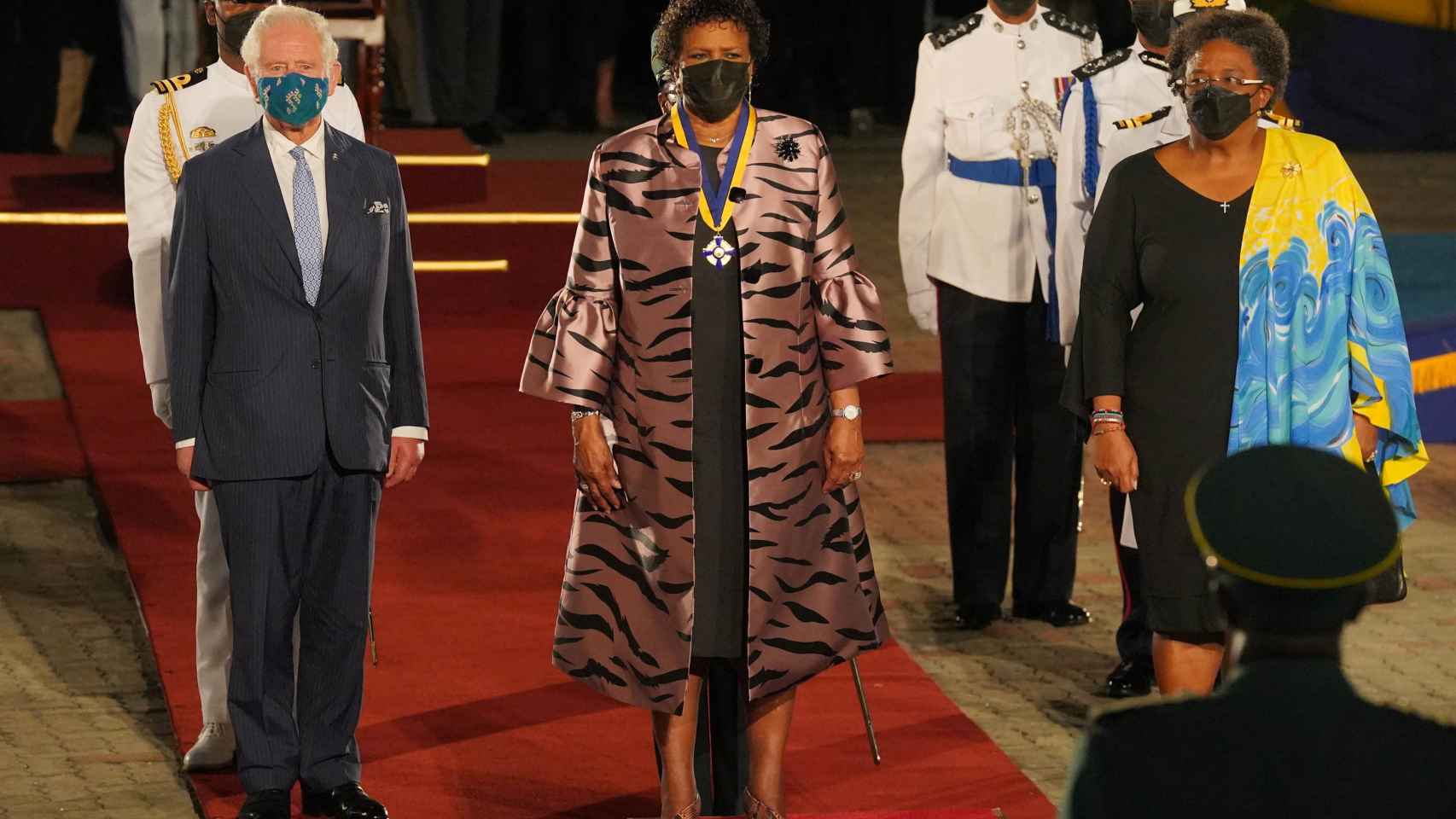El príncipe Carlos al lado de la presidenta de la República de Barbados, Sandra Mason.