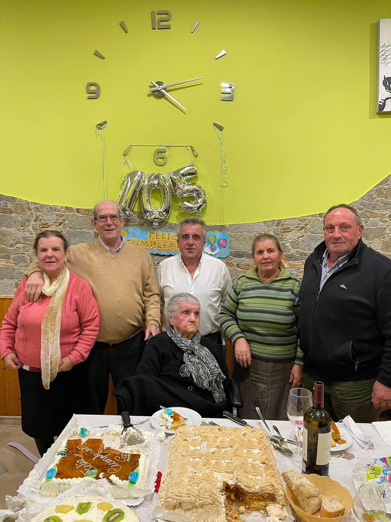 Carmucha celebrando su 105 cumpleaños junto a su familia (Cedida).