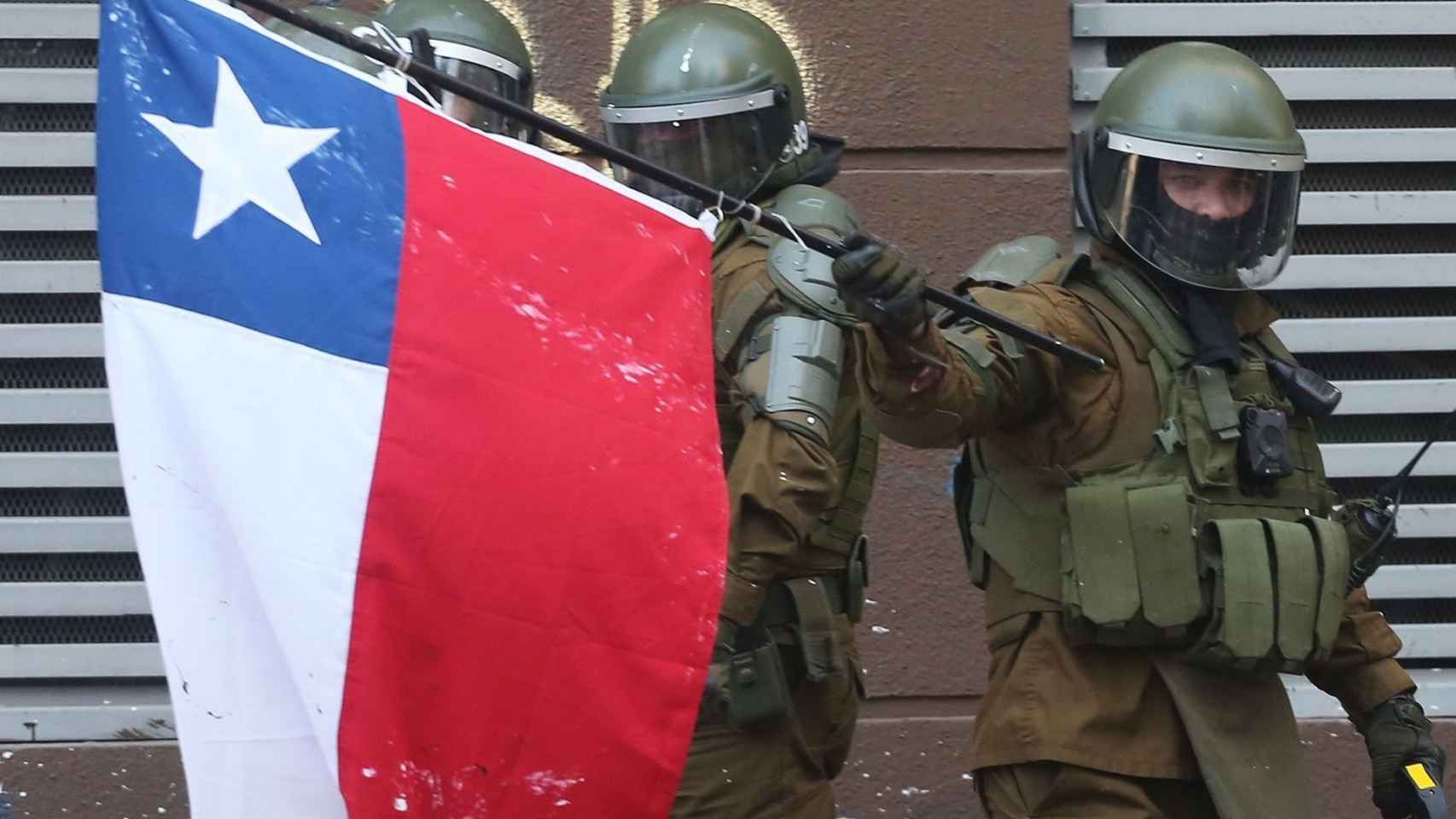 Policías chilenos durante las violentas protestas que tuvieron lugar en octubre de 2019.
