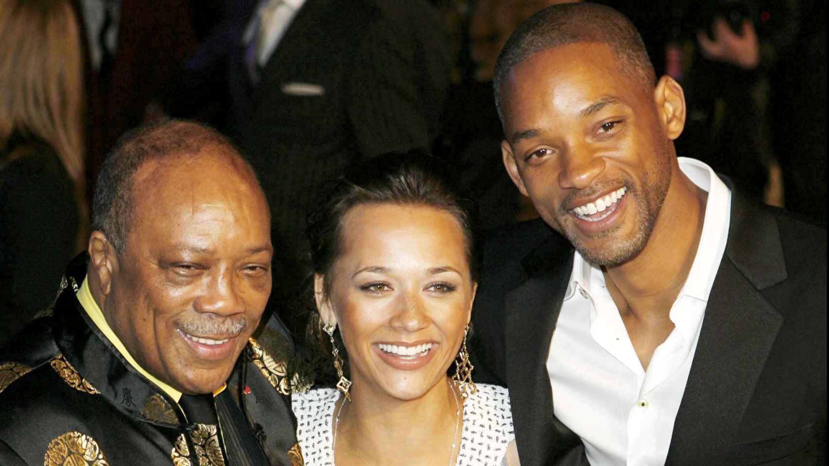 Quincy Jones y Will Smith, posando junto a Rashida Jones en 2007.