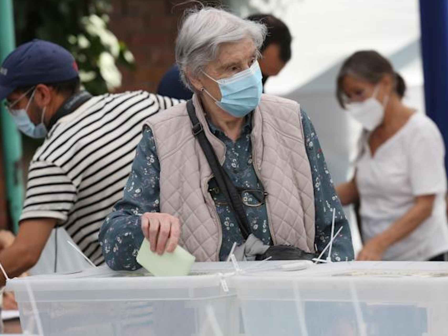 Una señora votando en la primera vuelta de las elecciones chilenas, el pasado mes de noviembre.