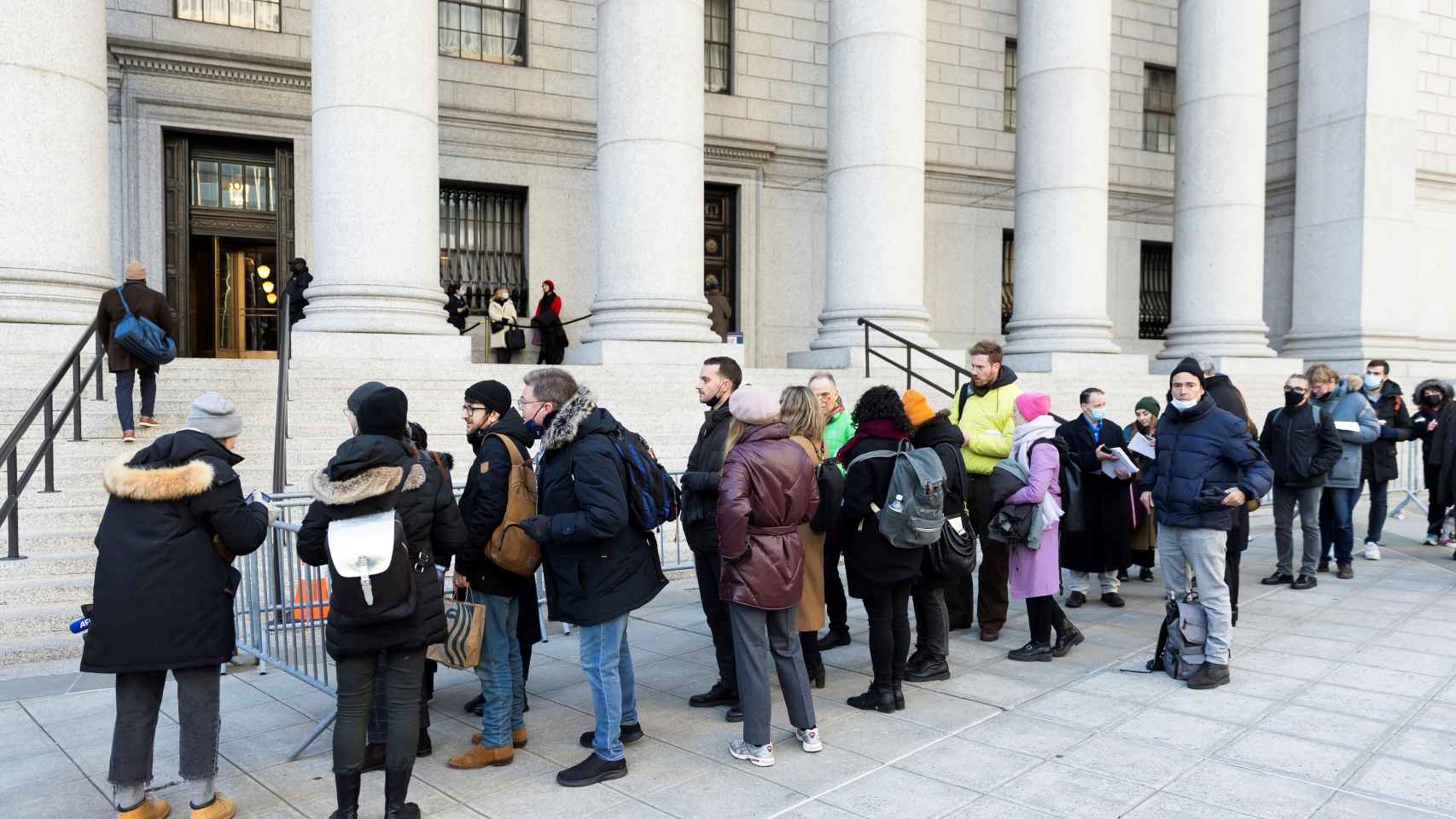 Personas hacen fila para ingresar a un juzgado del Distrito Federal de los EE. UU. Para asistir al primer día del juicio por trata sexual de Ghislaine Maxwell en Nueva York.