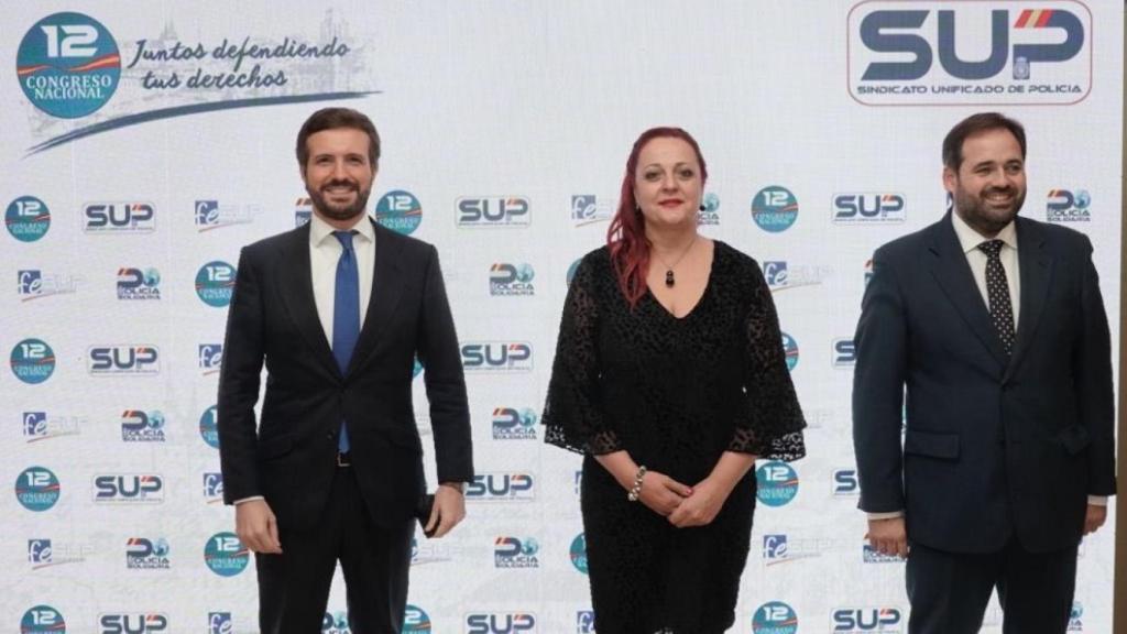 Pablo Casado y Paco Núñez junto a la secretaria general del Sindicato Unificado de Policía (SUP), Mónica Gracia, ayer en Toledo.