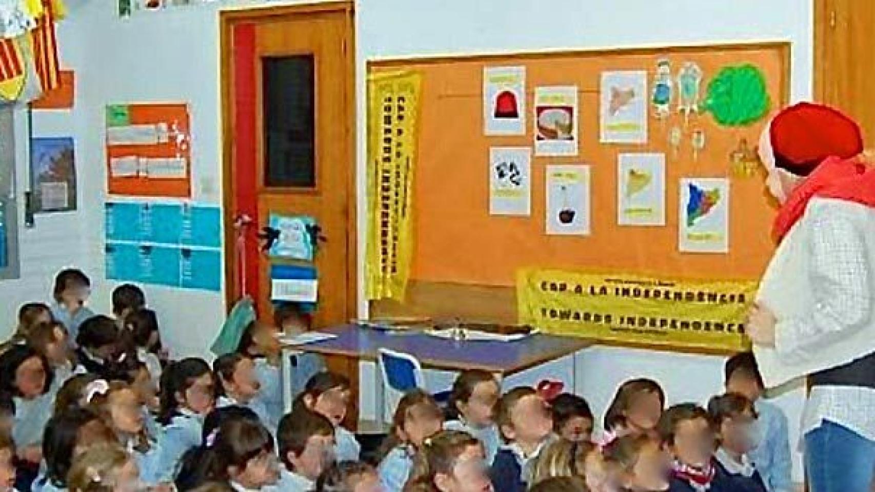 Un aula de preescolar del colegio Les Alzines, de Gerona, donde se observan dos carteles con el lema -en catalán y en inglés- Hacia la independencia.