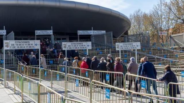 Colas para vacunarse en el Multiusos Sánchez Paraíso durante la pasada primavera