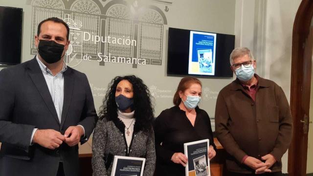 El diputado de Cultura, David Mingo; las autoras María y Marifé, y el director del Ides, Juan F. Blanco