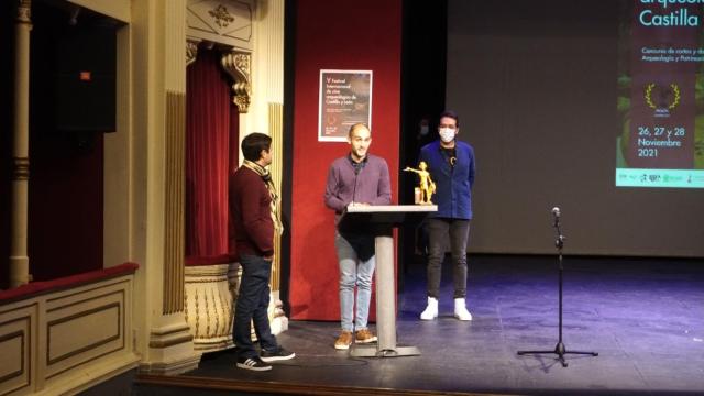 El cineasta vallisoletano Álvaro Martín recogiendo el premio