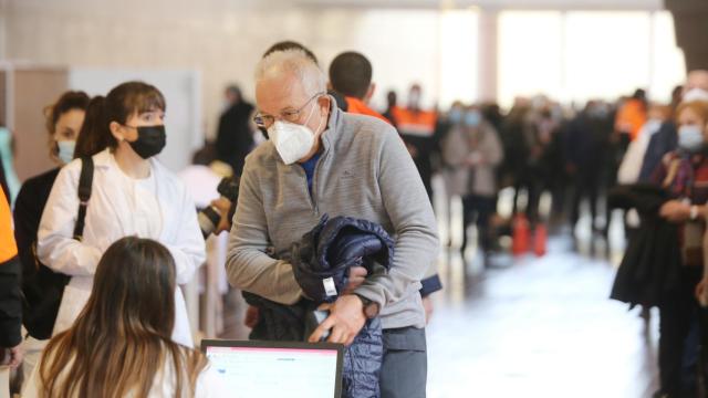 Mayores de 70 recibiendo la dosis de refuerzo. Fotografía: Rubén Cacho / ICAL