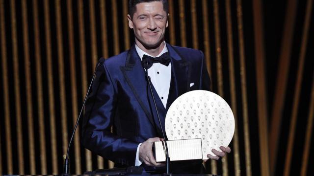 Robert Lewandowski, con el premio a mejor goleador del año en la gala del Balón de Oro 2021