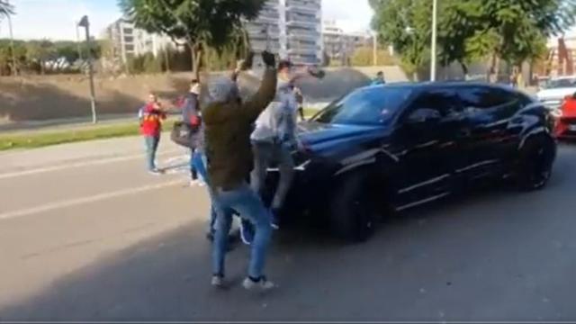 Aficionado subiéndose al capó del coche de Umtiti