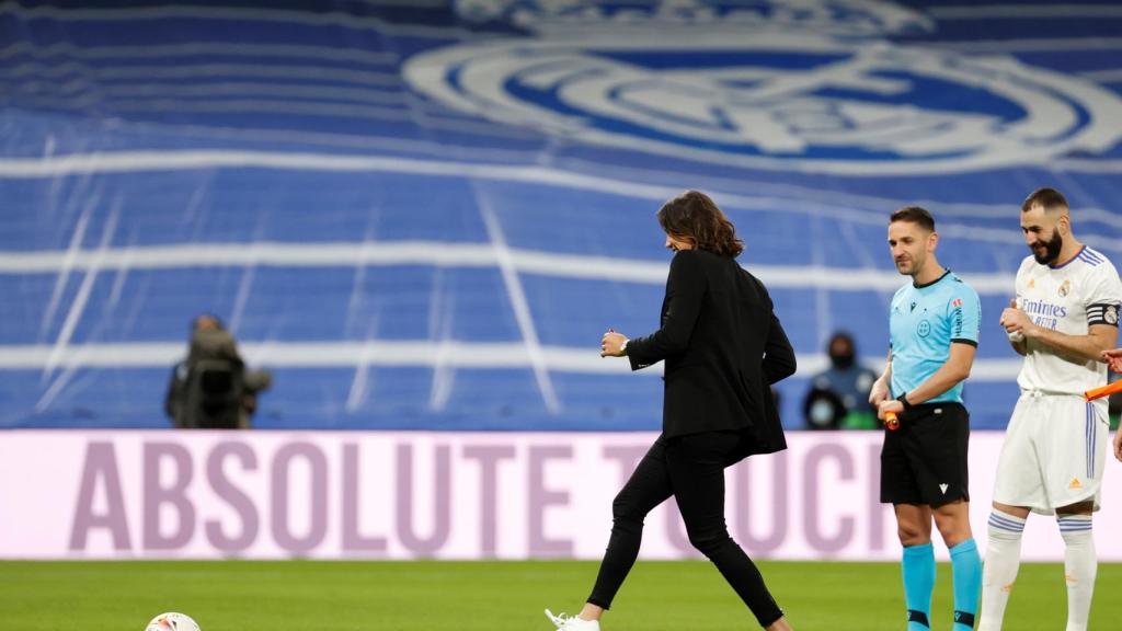 Garbiñe Muguruza realiza el saque de honor en el Real Madrid - Athletic Club