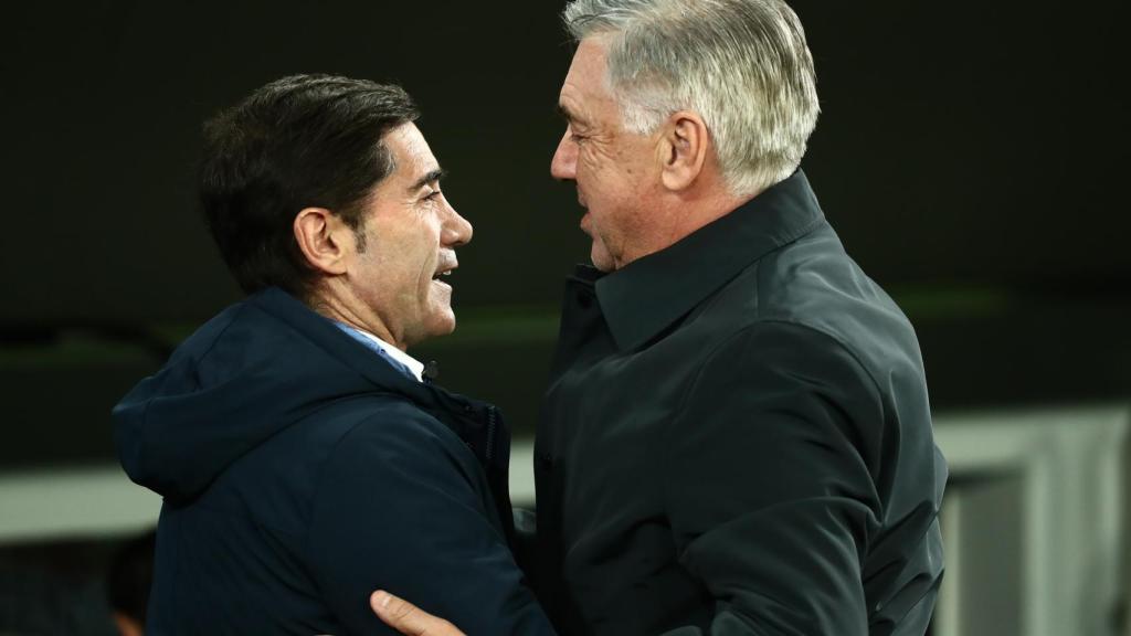 Marcelino y Carlo Ancelotti se saludan antes del partido