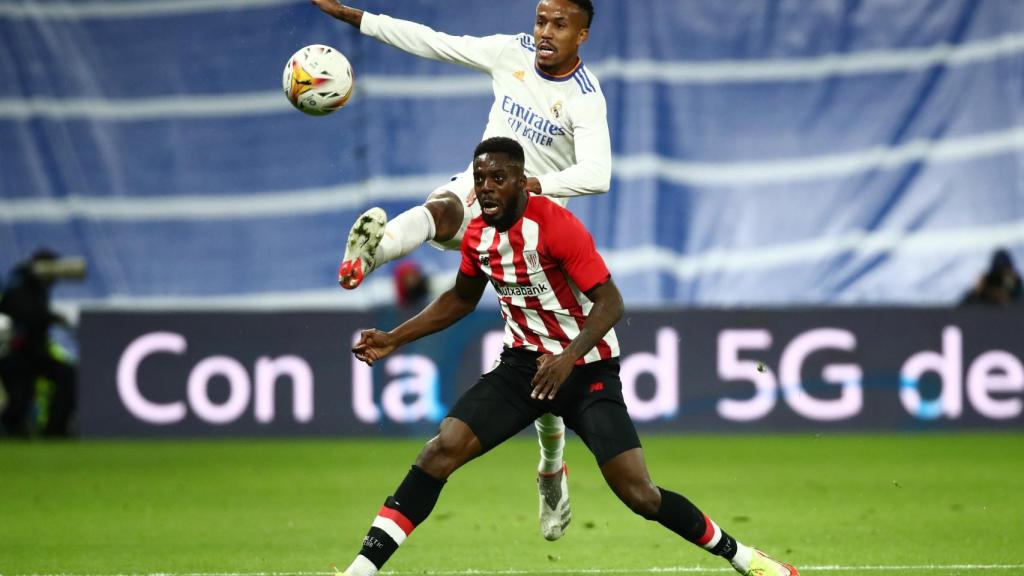 Eder Militao logra despejar un balón pese a la presión de Iñaki Williams