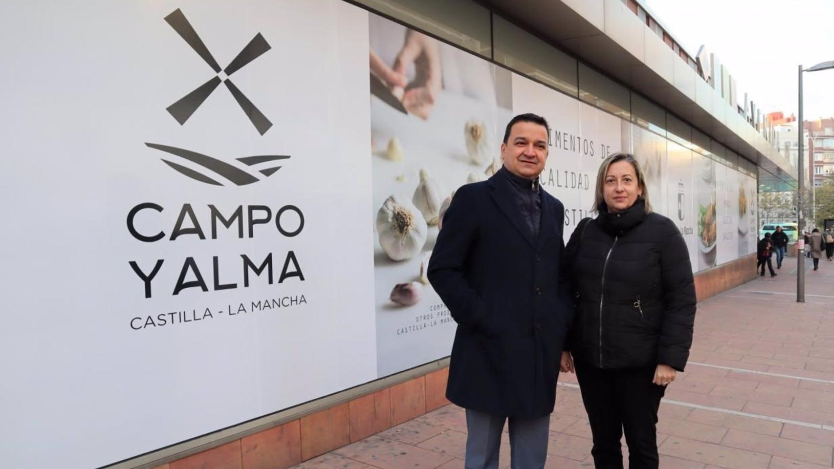 Francisco Martínez Arroyo, consejero de Agricultura, Agua y Desarrollo Rural, y Elena Escobar, acompañado por la directora general de Alimentación