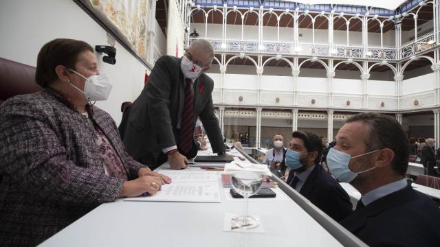 Los populares Joaquín Segado y Fernando López Miras, este miércoles, en una foto distribuida por la Asamblea Regional.