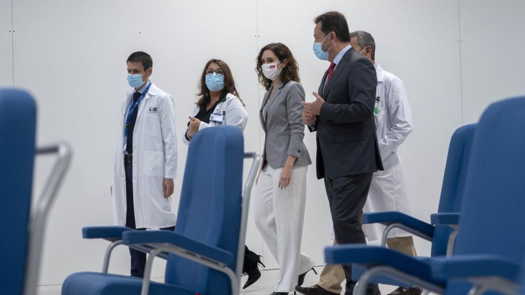 La presidenta madrileña, Isabel Díaz Ayuso, visita el Hospital Isabel Zendal por su primer aniversario.