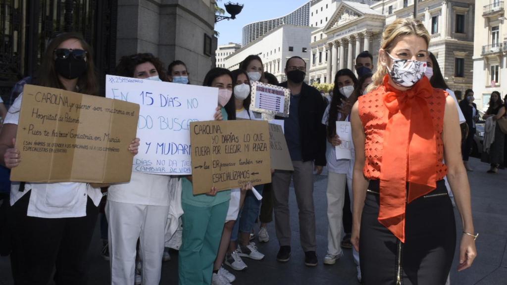 La vicepresidenta Yolanda Díaz, junto a una manifestación de trabajadores sanitarios.