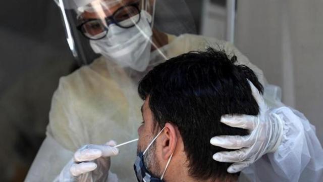 Un hombre haciéndose un test de coronavirus.