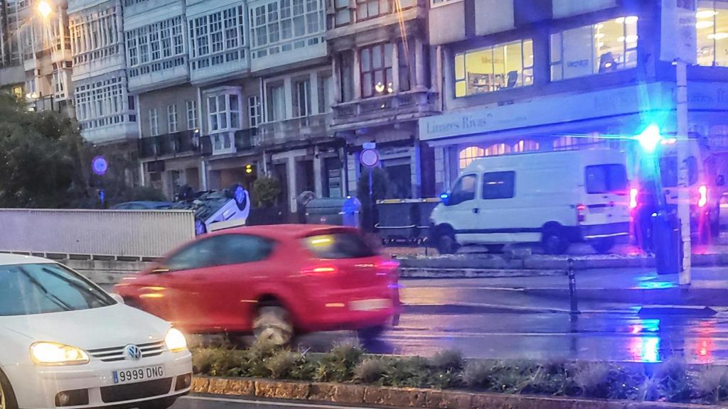 Gran atasco en A Coruña: Un vehículo vuelca en la Avenida Linares Rivas