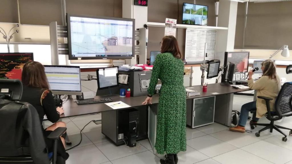 Los controladores marítimos del Centro de Finisterre controlan la emergencia.