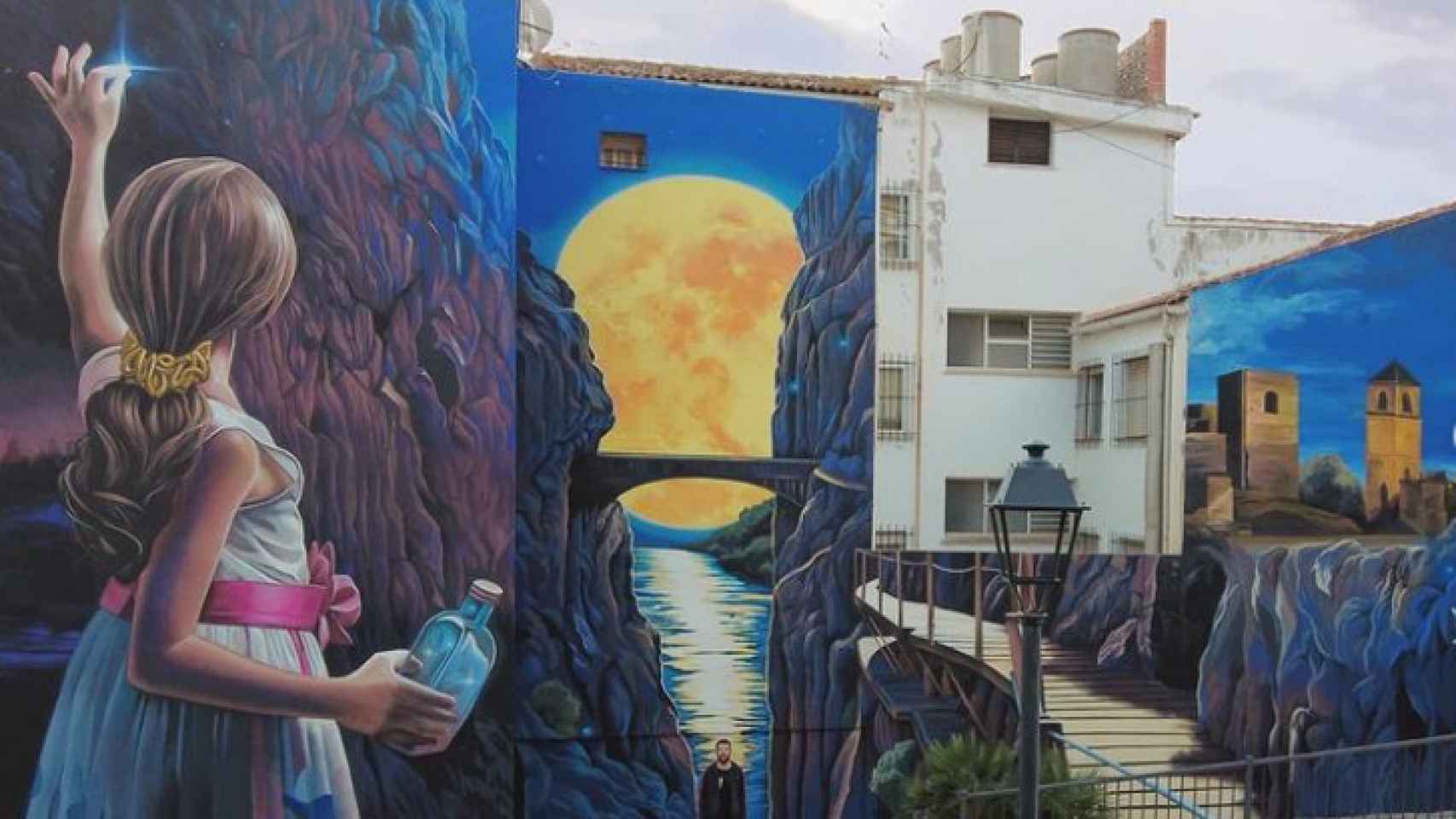 Lalone con su mural en Álora.