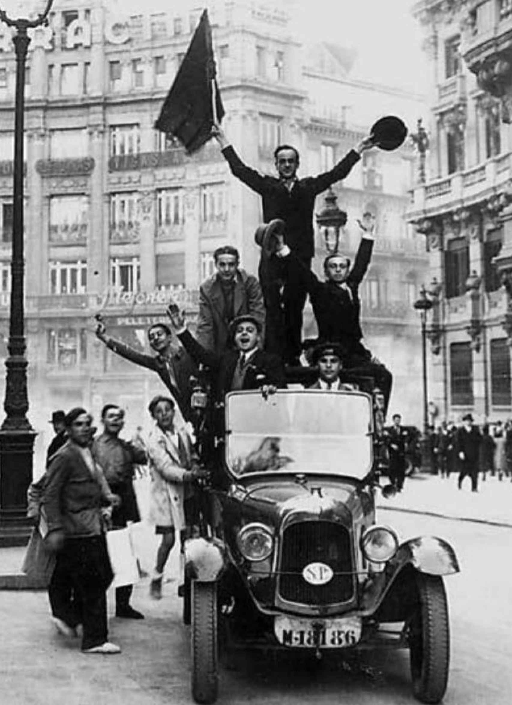 Celebración  de la proclamación de la Segunda República en Canalejas, al lado de Sol, Madrid.