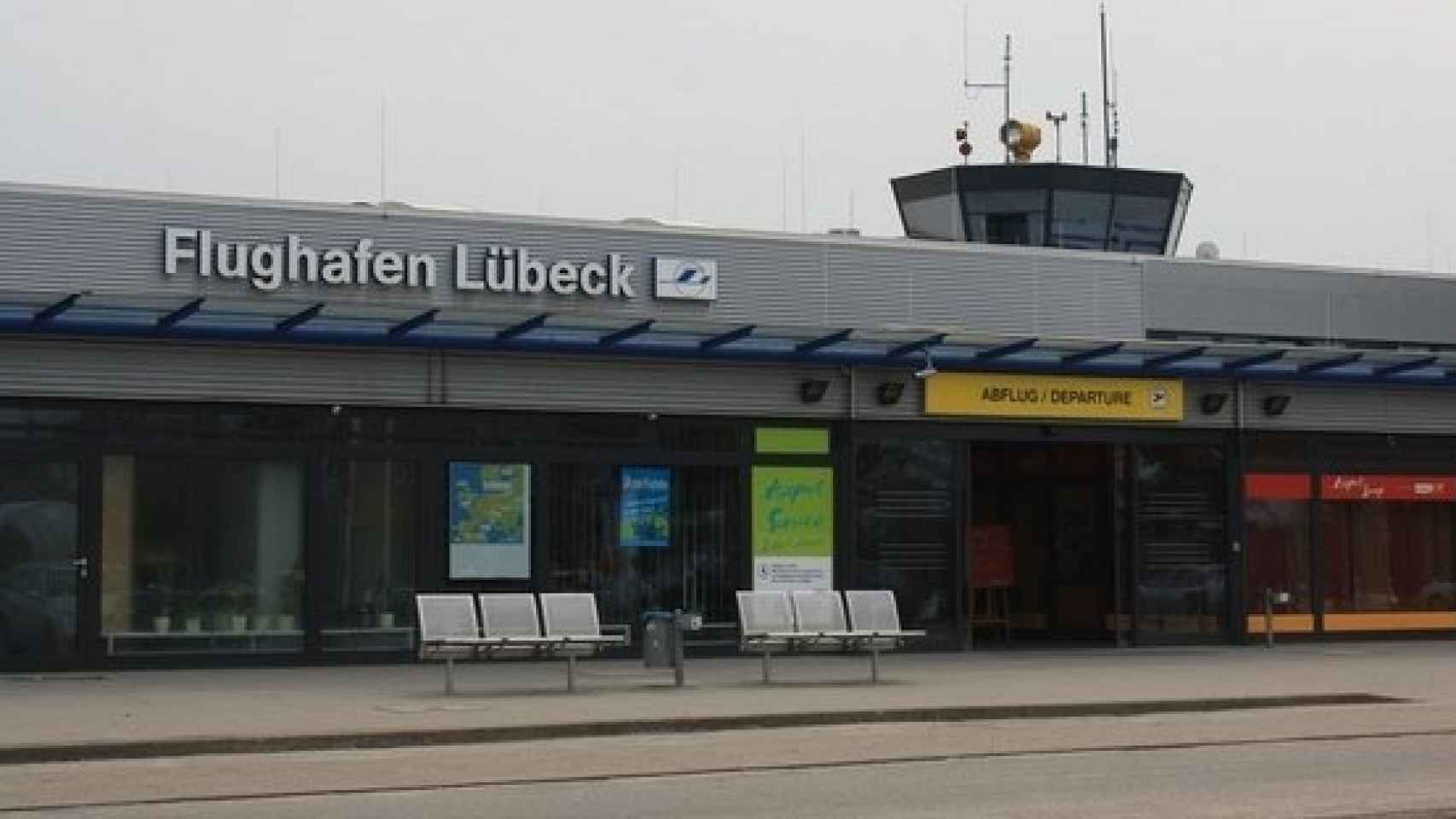 Terminal del aeropuerto de Lubeca (Alemania), donde el médico inyectó su vacuna a un centenar de pasajeros.