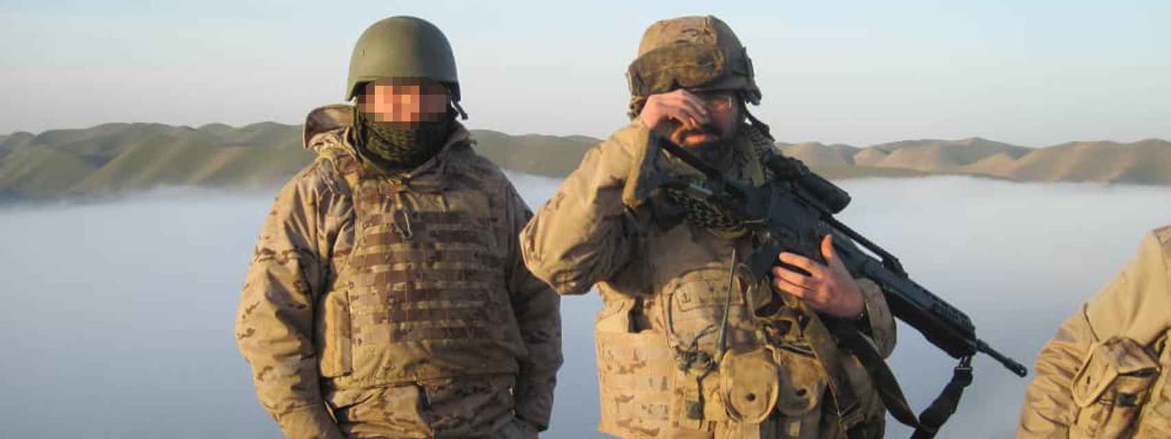 Aziz, junto a un soldado español, en Herat, entre 2011 y 2012.