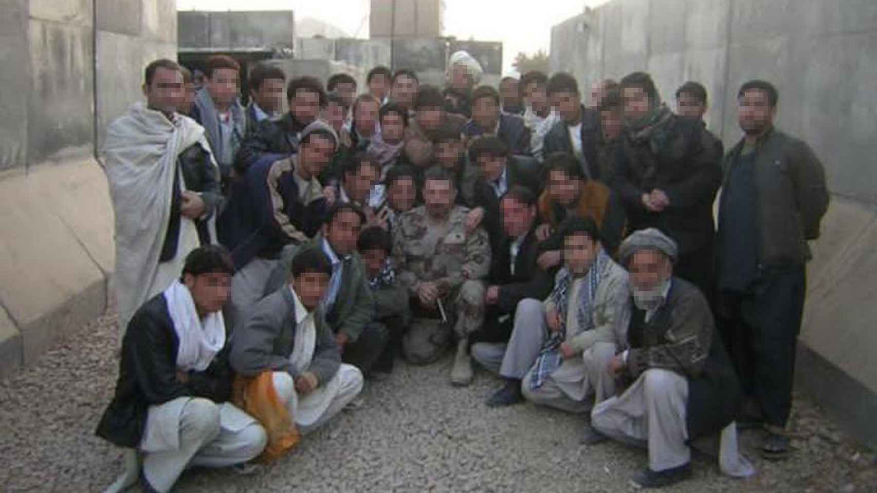 Fotografía cedida por Hasán en la que aparece un soldado español junto a varios colaboradores afganos.