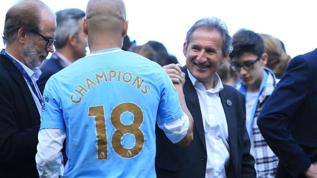 Pep Guardiola chocando con Txiki Begiristain