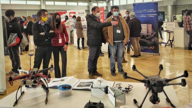 Los jóvenes han podido ver los expositores de las empresas en esta feria de Distrito Digital y Cámara de Alicante.