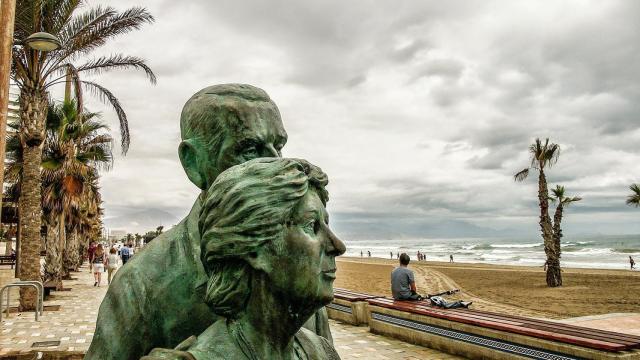 Monumento a los pensionistas en la playa de San Juan de Alicante.