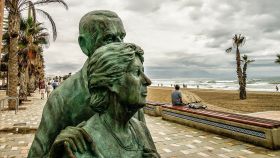 Estatuas en la playa de San Juan de Alicante, una de las zonas turísticas más importantes de la Comunidad.