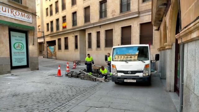 Varios operarios trabajando en una calle de la capital salmantina