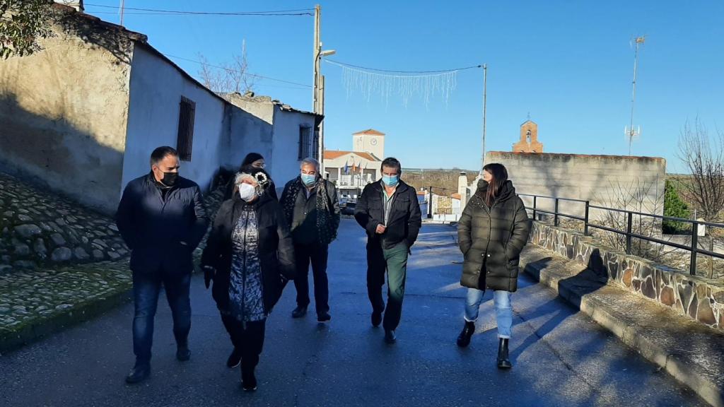 Un momento de la visita de Encarnación Pérez a la localidad de Saelices el Chico